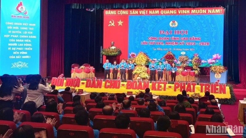 Lãnh đạo Tổng Liên đoàn Lao động Việt Nam tặng hoa chúc mừng Đại hội.