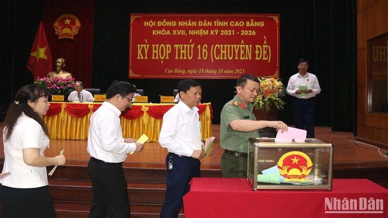 Các đại biểu bỏ phiếu tín nhiệm người giữ chức danh do Hội đồng nhân dân tỉnh Cao Bằng bầu.