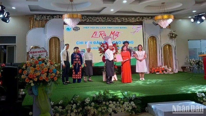 Hiệp Hội Du lịch tỉnh Cao Bằng trao quyết định thành lập và tặng hoa chúc mừng Chi hội Đầu bếp tỉnh Cao Bằng. (Ảnh: MINH TUẤN)