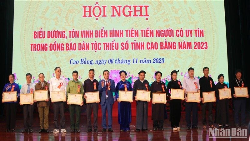 Lãnh đạo Ủy ban nhân dân tỉnh Cao Bằng tặng Bằng khen cho người uy tín tiêu biểu, có nhiều cống hiến.
