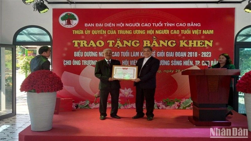 Ban đại diện Người cao tuổi tỉnh Cao Bằng trao Bằng khen của Trung ương Hội Người cao tuổi Việt Nam cho hội viên.