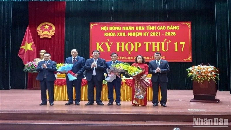 Lãnh đạo tỉnh Cao Bằng tặng hoa các đồng chí được miễn nhiệm, bầu bổ sung chức danh Phó Chủ tịch Ủy ban nhân dân tỉnh và Phó Chủ tịch Hội đồng nhân dân tỉnh.