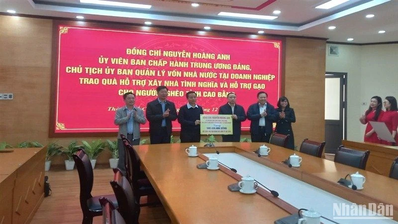 Đoàn công tác Ủy ban Quản lý vốn Nhà nước tại doanh nghiệp trao hỗ trợ xây dựng nhà tình nghĩa cho hộ nghèo ở thành phố Cao Bằng, tỉnh Cao Bằng.