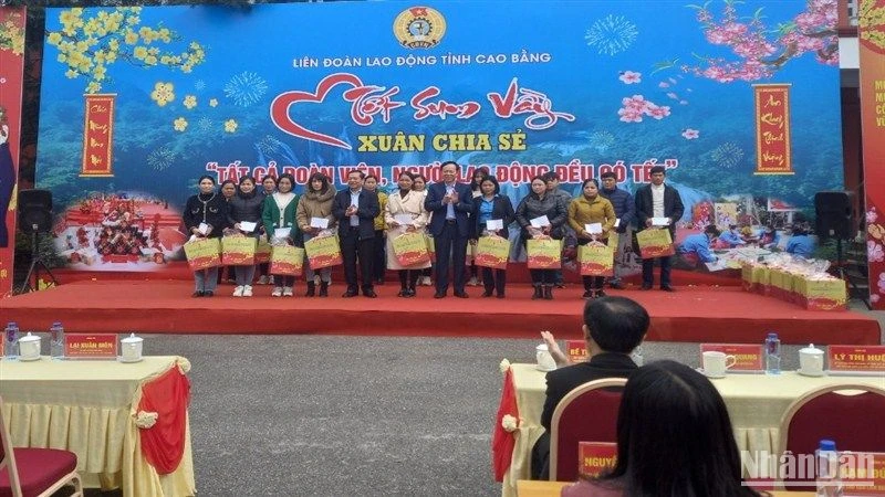 Lãnh đạo Ban Tuyên giáo Trung ương và Huyện ủy Thạch An tặng quà công nhân viên chức lao động hoàn cảnh khó khăn.