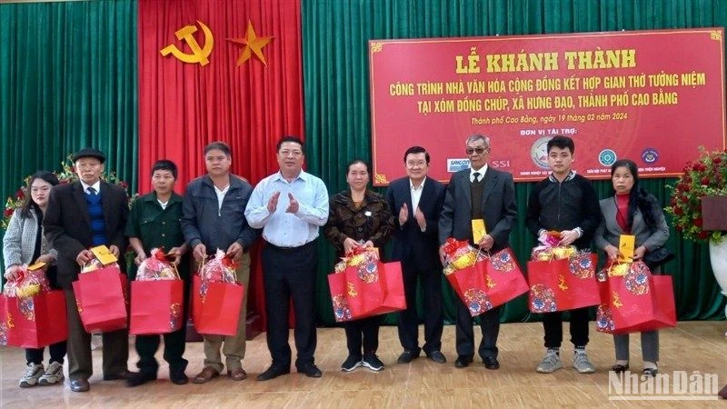 Nguyên Chủ tịch nước Trương Tấn Sang và lãnh đạo tỉnh Cao Bằng tặng quà người dân xóm Đồng Chúp, xã Hưng Đạo, thành phố Cao Bằng (Cao Bằng).