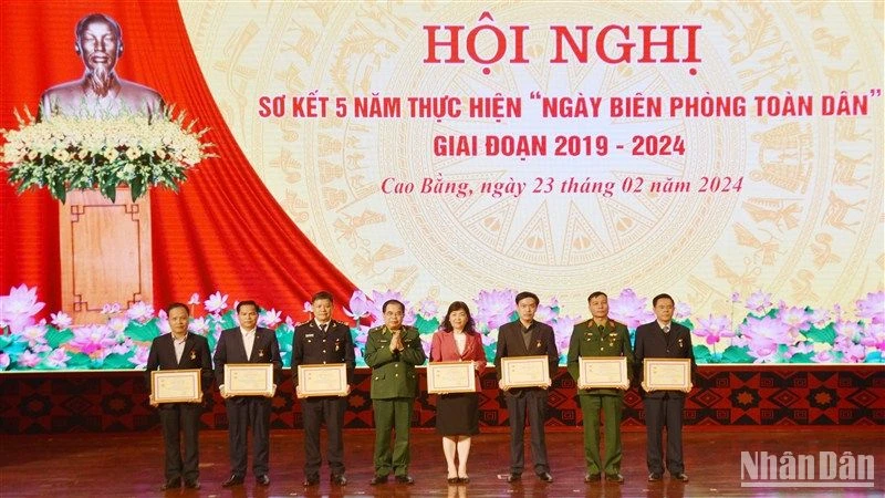 Thiếu tướng Phùng Quốc Tuấn, Phó Chính ủy Bộ đội Biên phòng trao Kỷ niệm chương “Vì chủ quyền an ninh biên giới Tổ quốc” cho các cá nhân.