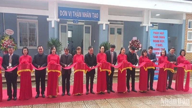 Các đại biểu cắt băng khai trương cơ sở chạy thận nhân tạo tại Trung tâm Y tế huyện Hòa An, tỉnh Cao Bằng.