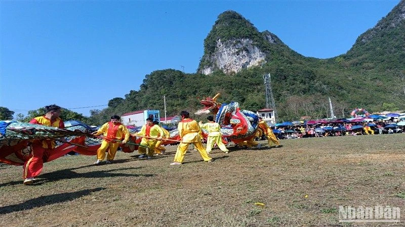 Múa rồng trong Lễ hội tranh đầu pháo thị trấn Quảng Uyên, huyện Quảng Hòa, tỉnh Cao Bằng.