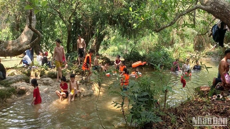 Khu du lịch sinh thái Nà Sao, xã Bế Văn Đàn, huyện Quảng Hòa, tỉnh Cao Bằng thu hút đông đảo du khách dịp nghỉ lễ.