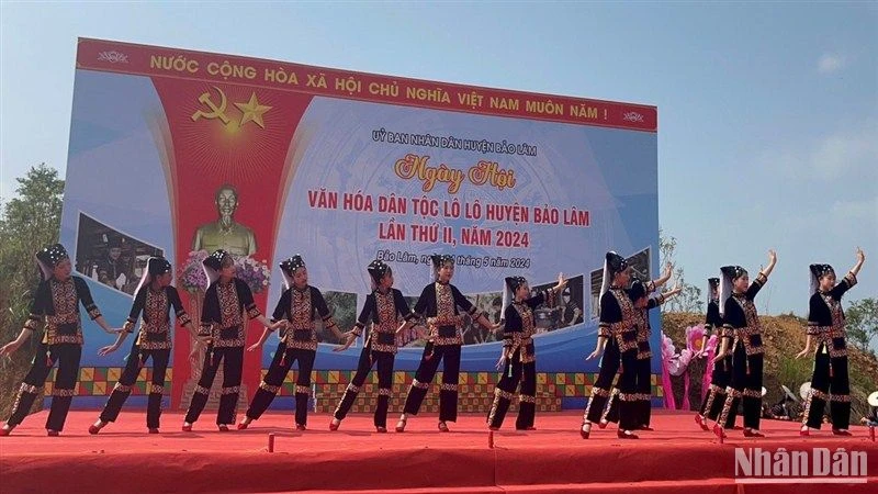 Tiết mục văn nghệ khai mạc ngày hội.