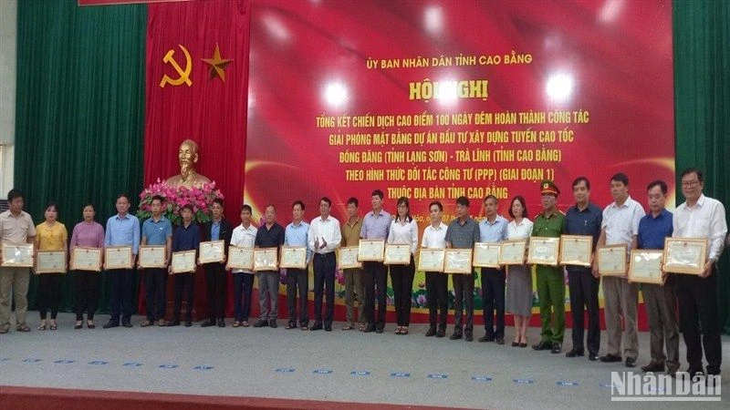 Lãnh đạo tỉnh Cao Bằng tặng Bằng khen cho các tập thể có nhiều thành tích trong giải phóng mặt bằng thi công dự án đường bộ cao tốc Đồng Đăng-Trà Lĩnh.