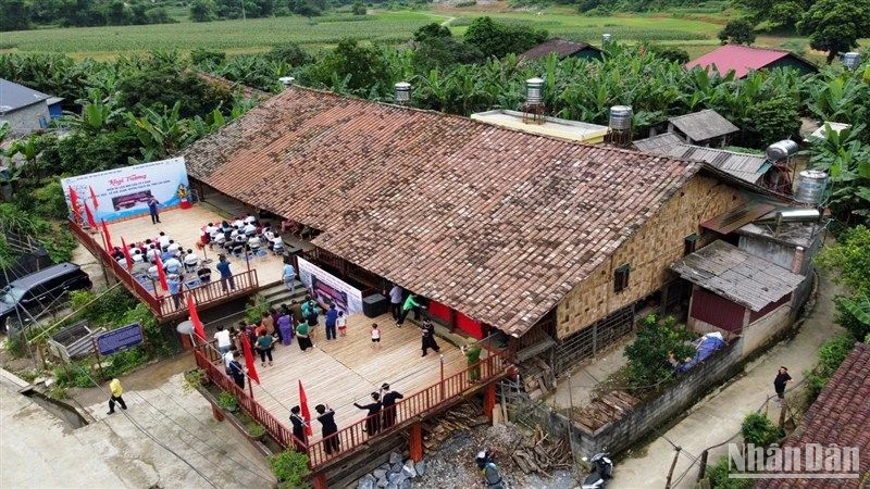 Ngôi nhà sàn cổ, hơn 100 "năm tuổi", có 9 gian, ở xóm Tục Ngã, xã Đức Xuân, huyện Thạch An, tỉnh Cao Bằng.