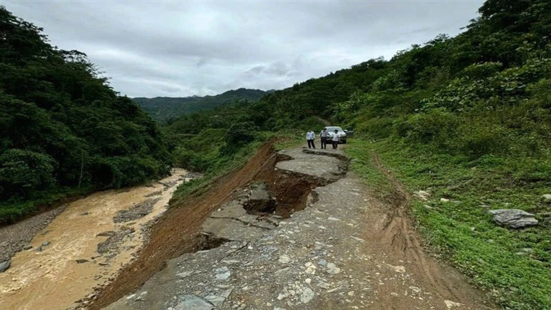 Mưa lũ gây sạt lở đường giao thông ở huyện Bảo Lạc, tỉnh Cao Bằng.