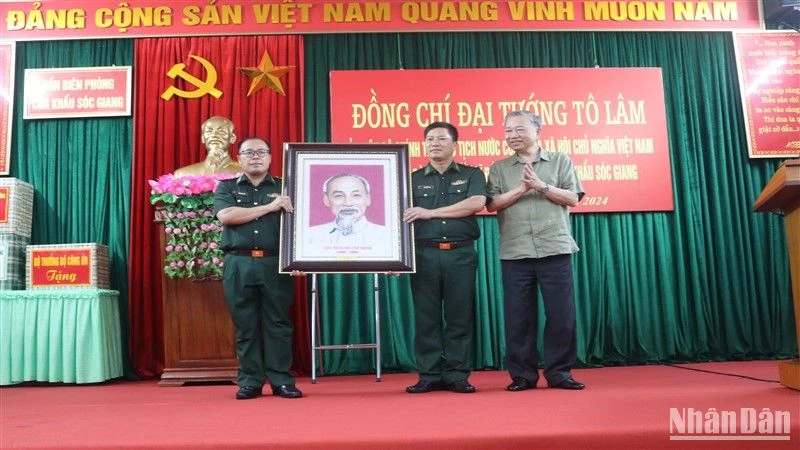 Chủ tịch nước Tô Lâm tặng quà Đồn Biên phòng cửa khẩu Sóc Giang.