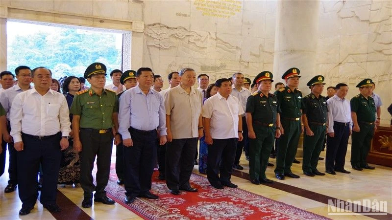 Chủ tịch nước Tô Lâm và đoàn công tác dâng hương, dâng hoa tại Đền thờ Chủ tịch Hồ Chí Minh, Khu di tích Quốc gia đặc biệt Pác Bó.