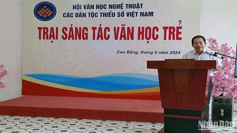 Lãnh đạo Hội Văn học nghệ thuật các dân tộc thiểu số Việt Nam phát biểu khai mạc Trại sáng tác.