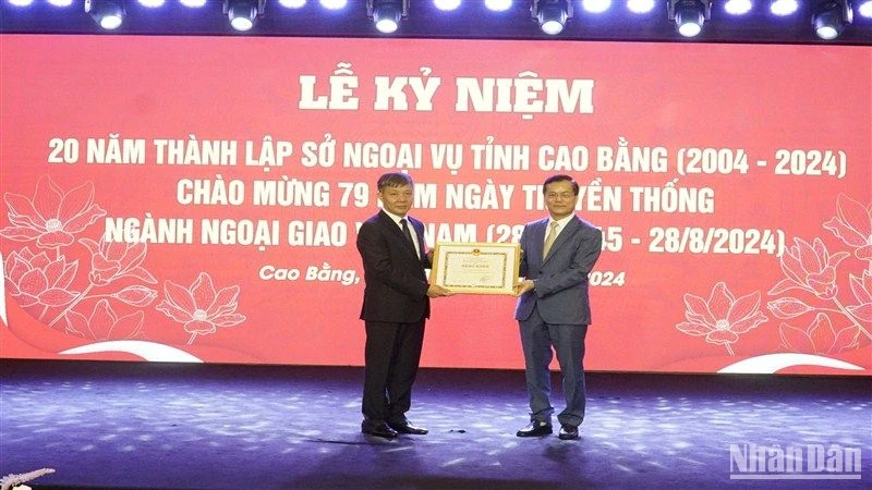 Đồng chí Hà Kim Ngọc, Thứ trưởng Ngoại giao trao Bằng khen của Bộ Ngoại giao cho Sở Ngoại vụ tỉnh Cao Bằng.