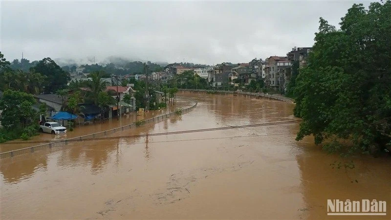 Nước sông Hiến dâng cao khiến nhiều nhà dân ở thành phố Cao Bằng, tỉnh Cao Bằng bị ngập lụt.