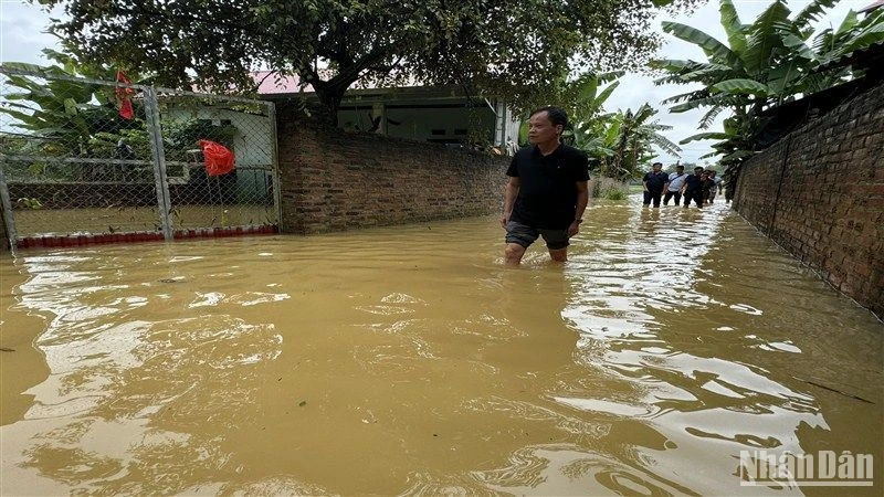 Phó Chủ tịch Hội đồng nhân dân tỉnh Cao Bằng Nông Thanh Tùng kiểm tra, chỉ đạo công tác khắc phục hậu quả mưa lũ tại thị trấn Nước Hai, huyện Hòa An, tỉnh Cao Bằng.