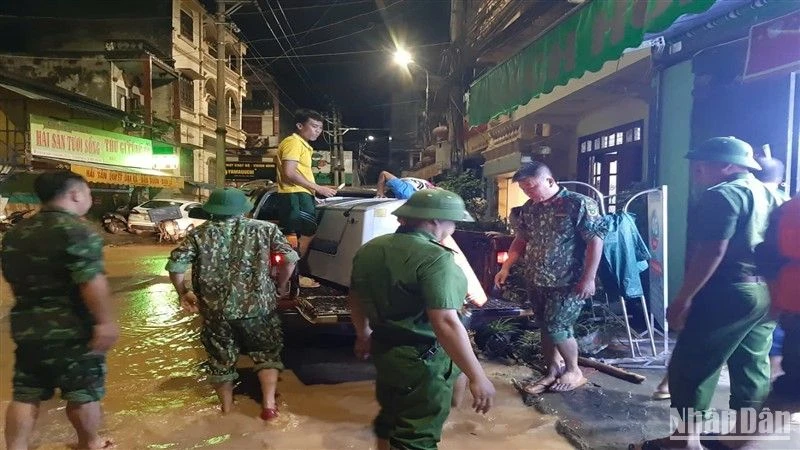 Lực lượng vũ trang tỉnh Cao Bằng xuyên đêm giúp dân chạy lũ.