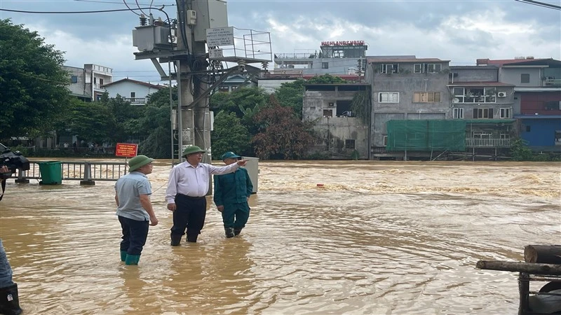 Đồng chí Trần Hồng Minh, Bí thư Tỉnh ủy Cao Bằng (áo trắng) kiểm tra, chỉ đạo công tác khắc phục hậu quả mưa lũ.