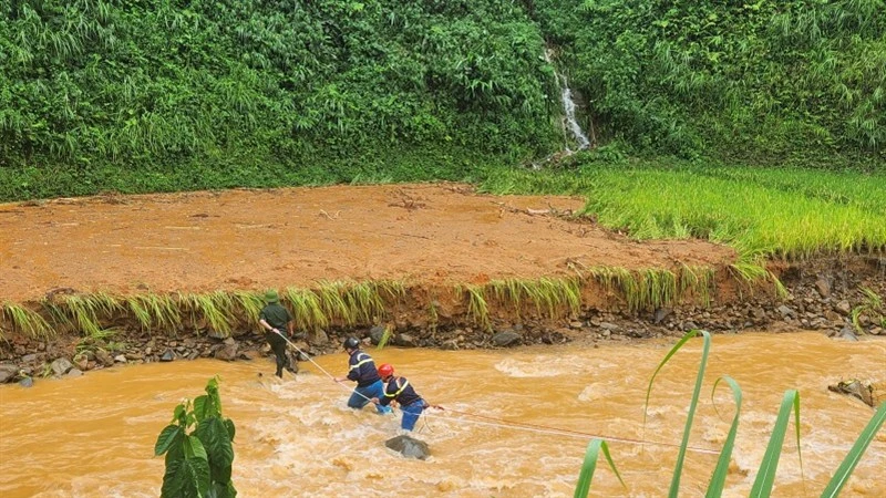 Lực lượng chức năng tại hiện trường tìm kiếm, cứu nạn ở xóm Khuổi Ngọa, xã Ca Thành, huyện Nguyên Bình. (Ảnh: Báo Cao Bằng)