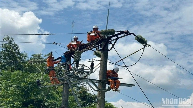 Công nhân Điện lực Bảo Lạc ăn cơm trên cột điện, khẩn trương khắc phục sự cố, cấp điện trở lại cho khách hàng.