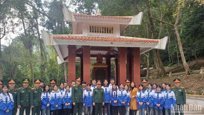 Các đại biểu và thanh niên huyện Nguyên Bình, tỉnh Cao Bằng tại Nhà bia ghi tên 34 chiến sĩ Đội Việt Nam Tuyên truyền giải phóng quân.