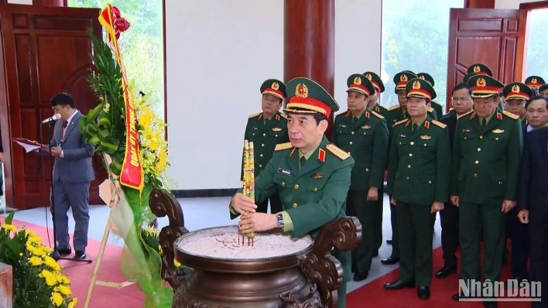 Đại tướng Phan Văn Giang dâng hương tại Đền thờ Đại tướng Võ Nguyên Giáp và 34 chiến sĩ Đội Việt Nam tuyên truyền giải phóng quân.