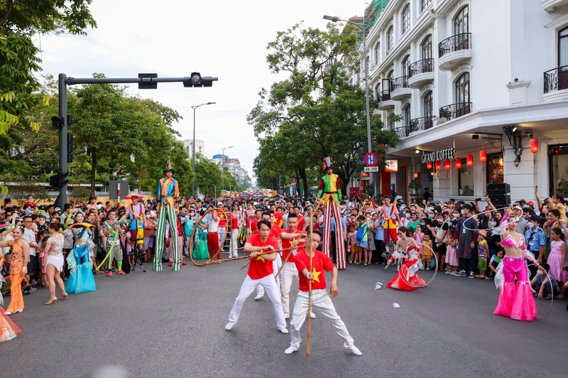 Liên đoàn Xiếc Việt Nam tham gia Lễ hội đường phố Sắc màu văn hóa tại Tuần lễ Festival nghệ thuật Quốc tế Huế 2022. Nguồn: Trung tâm Festival Huế