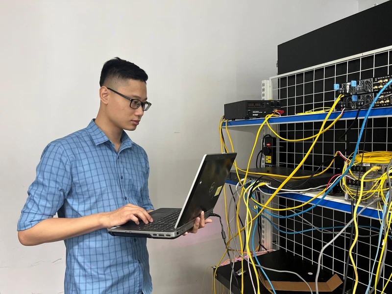 Kỹ sư Viettel kiểm tra hoạt động của thiết bị site router tại phòng lab.