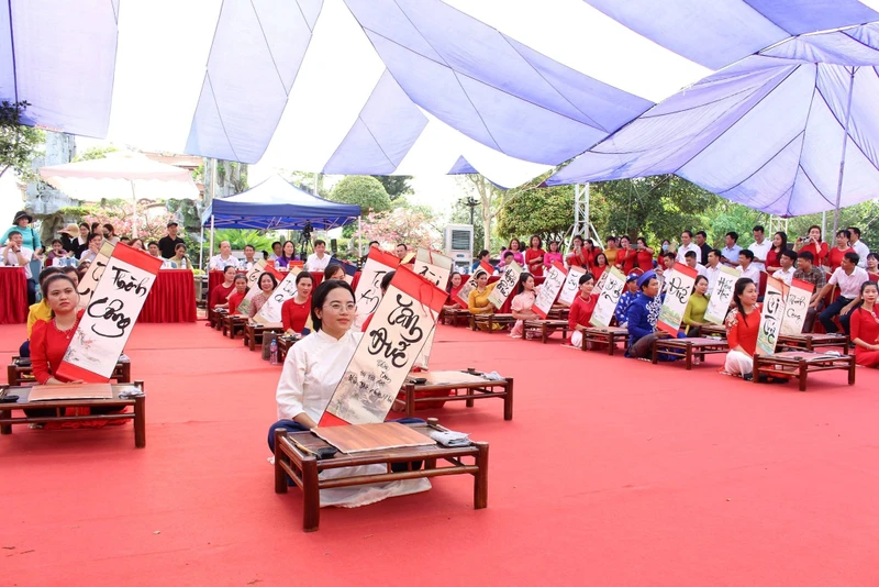 Chương trình "Viết thư pháp-gìn giữ tinh hoa văn hóa Việt" tại Di tích lịch sử quốc gia Đền thờ Lê Khắc Cẩn, huyện An Lão, một hoạt động trong Lễ hội Hoa phượng đỏ năm 2024. Ảnh: Cổng thông tin điện tử TP Hải Phòng 