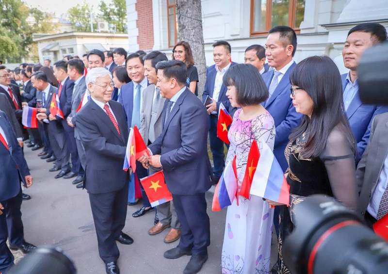 Cộng đồng người Việt tại Nga đón Tổng Bí thư Nguyễn Phú Trọng. Nguồn: Facebook của Phó Chủ tịch Hội người Việt Nam tại Nga