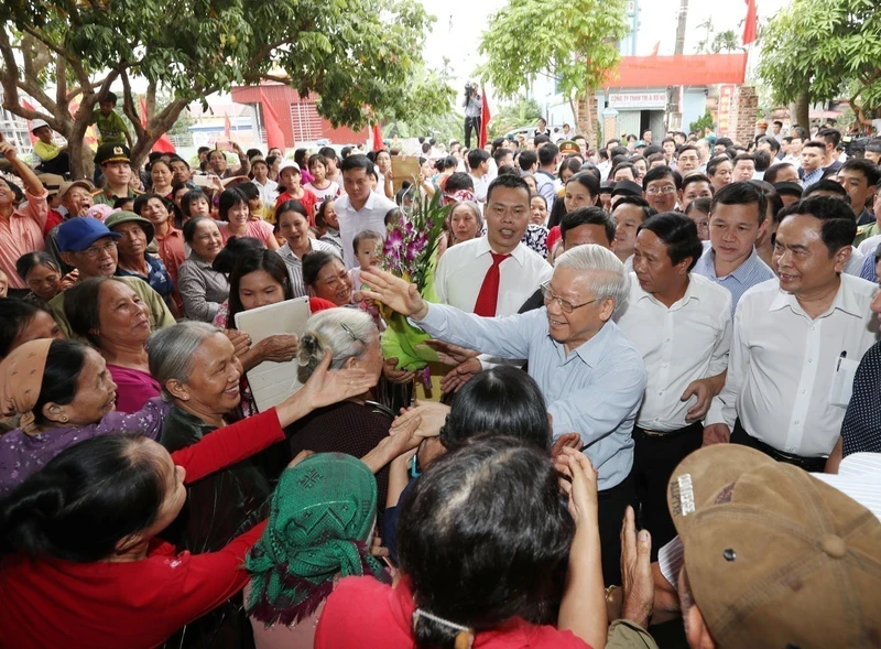 Tổng Bí thư Nguyễn Phú Trọng với nhân dân thôn Thượng Điện, xã Vinh Quang, huyện Vĩnh Bảo, thành phố Hải Phòng trong Ngày hội Đại đoàn kết toàn dân tộc, chiều 15/11/2017. Ảnh: Trí Dũng