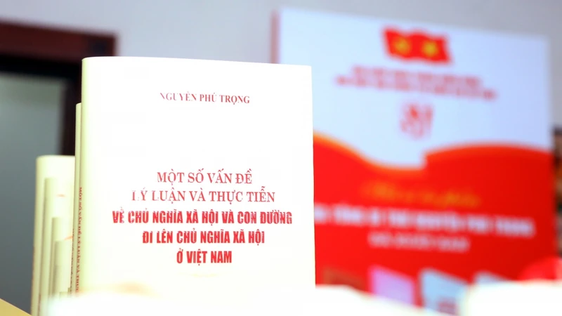 Cuốn sách “Một số vấn đề lý luận và thực tiễn về chủ nghĩa xã hội và con đường đi lên chủ nghĩa xã hội ở Việt Nam” của Tổng Bí thư Nguyễn Phú Trọng. Ảnh: VOV