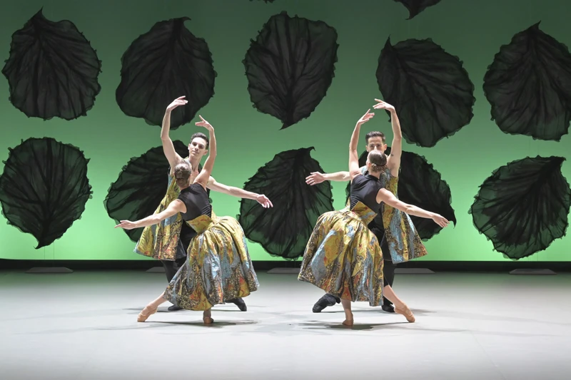 Các vũ công của Malandain Ballet Biarritz trình diễn "The Seasons". Ảnh: BTC cung cấp