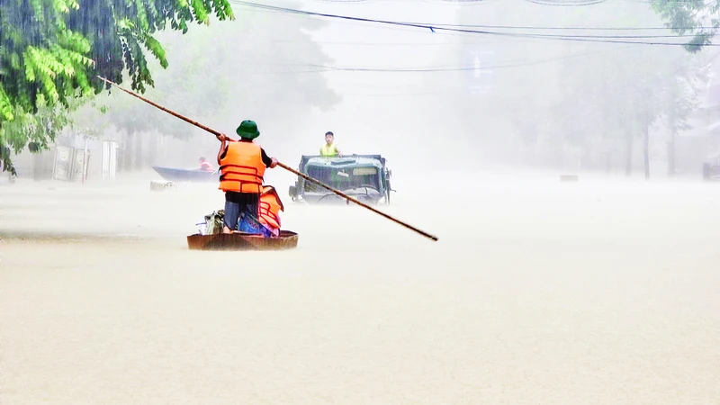 Cán bộ, chiến sĩ các lực lượng quân đội, công an không quản hiểm nguy lao vào dòng nước lũ để cứu trợ người dân ở Thái Nguyên. Ảnh: Hoàng Mạnh Thắng