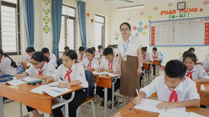 Nhà giáo tích cực sẽ khơi dậy tinh thần học tập, rèn luyện của học sinh. Ảnh: Văn Học