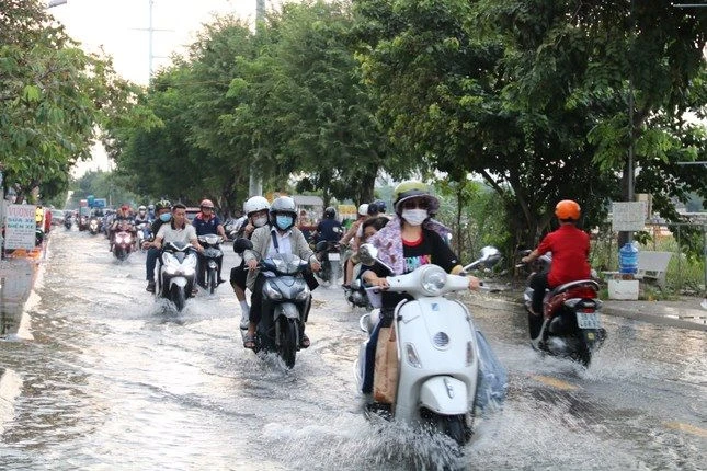 Triều cường năm sau cao hơn năm trước cùng với sụt lún khiến Thành phố Hồ Chí Minh ngập thường xuyên hơn. Ảnh: Như Quỳnh