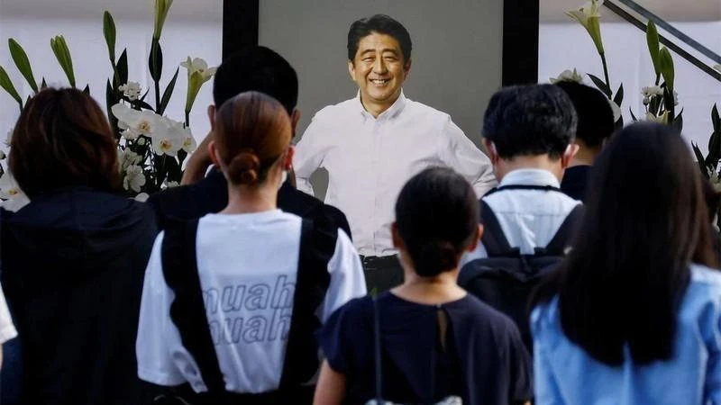 Nhiều người đến viếng ông Abe tại đền Zojoji ở Tokyo, ngày 11/7. (Ảnh: Reuters)