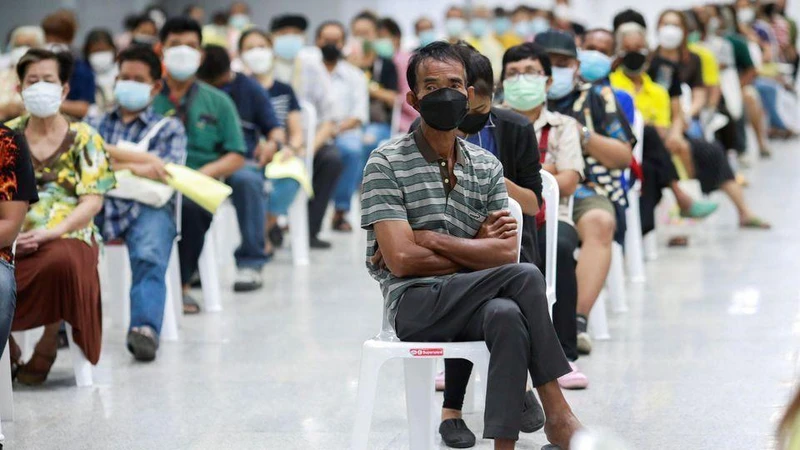 Người dân xếp hàng chờ tiêm vaccine ngừa Covid-19 tại Bangkok, Thái Lan, năm 2021. (Ảnh: Reuters)
