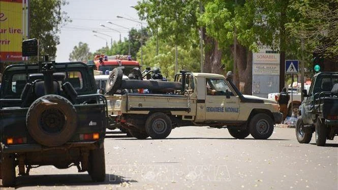Binh sĩ phong tỏa hiện trường một vụ tấn công ở Ouagadougou, Burkina Faso. (Ảnh tư liệu: AFP/TTXVN)