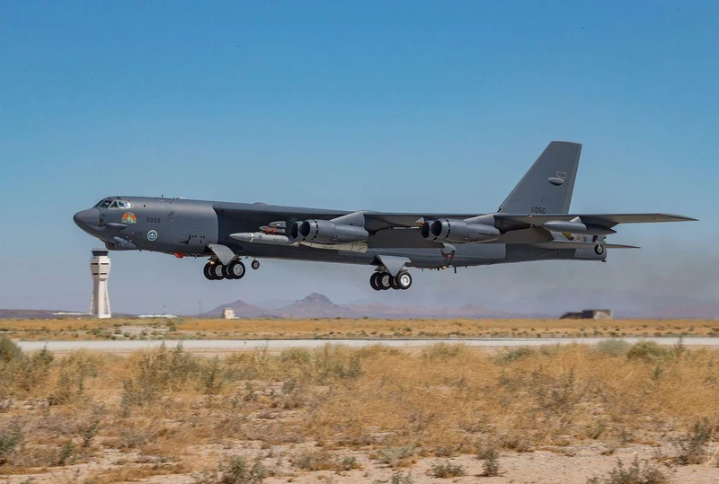 Máy bay B-52 Stratofortress cất cánh từ căn cứ không quân Edwards, bang California, chở theo một Vũ khí phản ứng nhanh phóng trên không (ARRW), ngày 14/5/2022. (Ảnh: Không quân Mỹ)