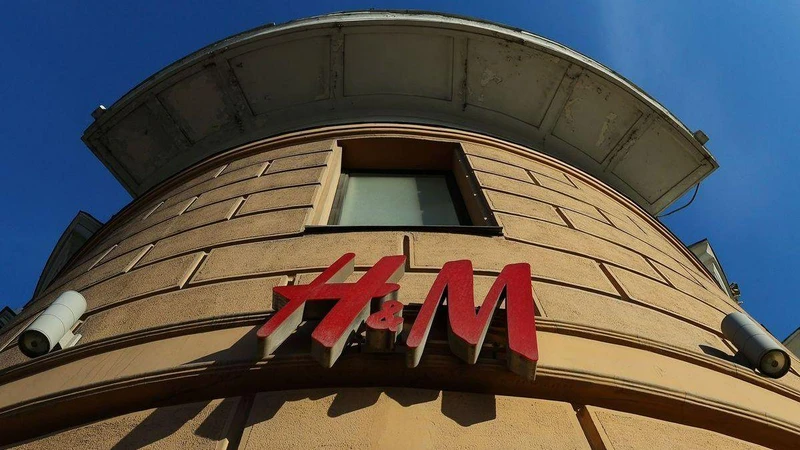 Biểu trưng của H&M tại một cửa hàng đã đóng cửa tại Nga, tháng 3/2022. (Ảnh: Reuters)