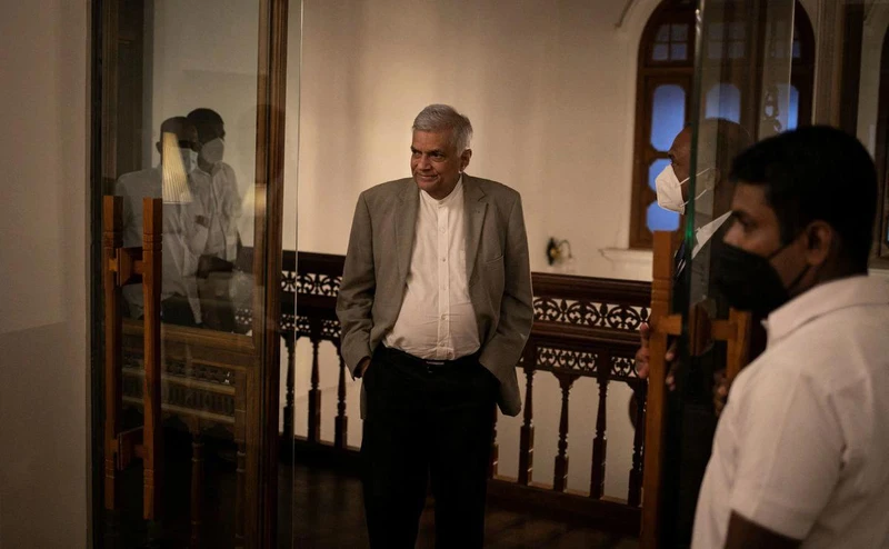 Ông Ranil Wickremesinghe tại Văn phòng Thủ tướng ở Colombo, Sri Lanka, ngày 24/5. (Ảnh: Reuters)