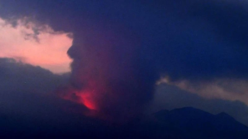 Hình ảnh từ camera ghi lại cảnh núi lửa Sakurajima phun trào, ngày 24/7/2022. (Nguồn: Kyodo)