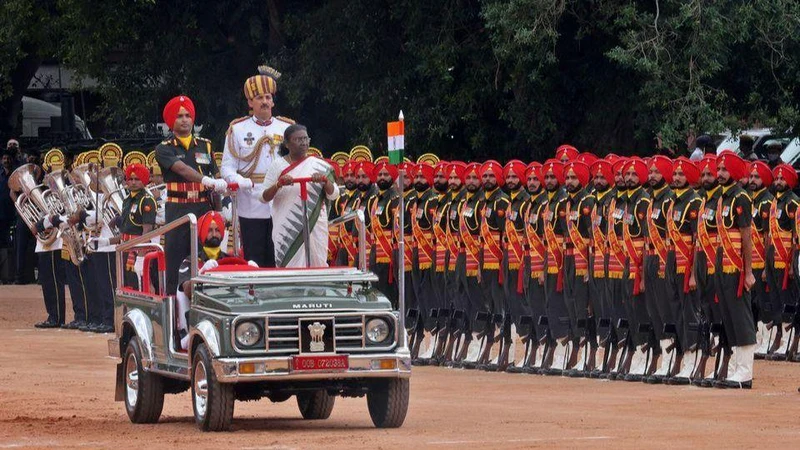 Tổng thống Droupadi Murmu duyệt đội danh dự sau lễ tuyên thệ. (Ảnh: Reuters)