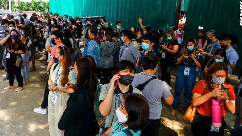 Nhân viên sơ tán khỏi trụ sở làm việc sau khi xuất hiện động đất tại thành phố Quezon, Philippines, ngày 27/7. (Ảnh: AP)