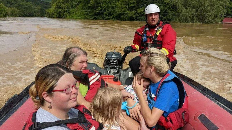 Đội cứu hộ sơ tán người dân khỏi nhà trên tuyến phố bị ngập tại Kentucky, ngày 28/7. (Ảnh: Reuters)