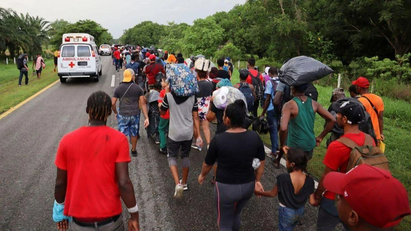 Đoàn người di cư từ Trung Mỹ và Caribe hướng tới thủ đô của Mexico để xin quy chế tị nạn, ngày 29/8/2021. (Ảnh: Reuters)
